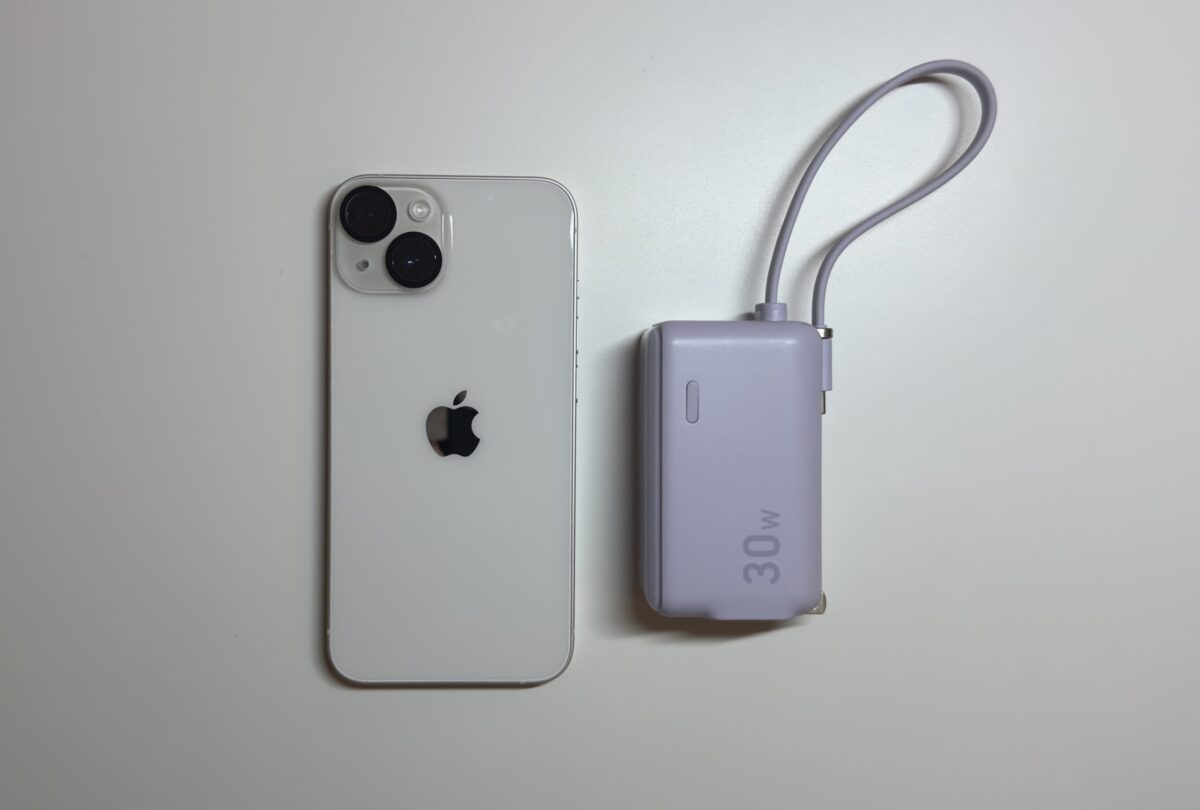 iPhone14とPower Bankを並べた