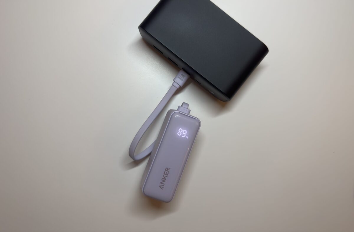 本体付属のケーブルから直接充電