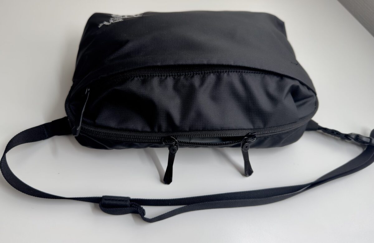「Heliad Crossbody」のジッパー