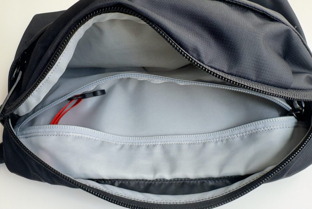 「Heliad Crossbody」のインナーポケット