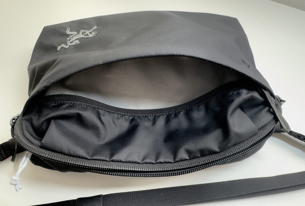 「Heliad Crossbody」の小ポケット
