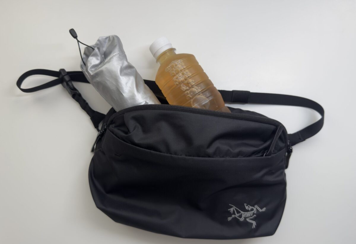 「Heliad Crossbody」に日傘とペットボトルが入っている