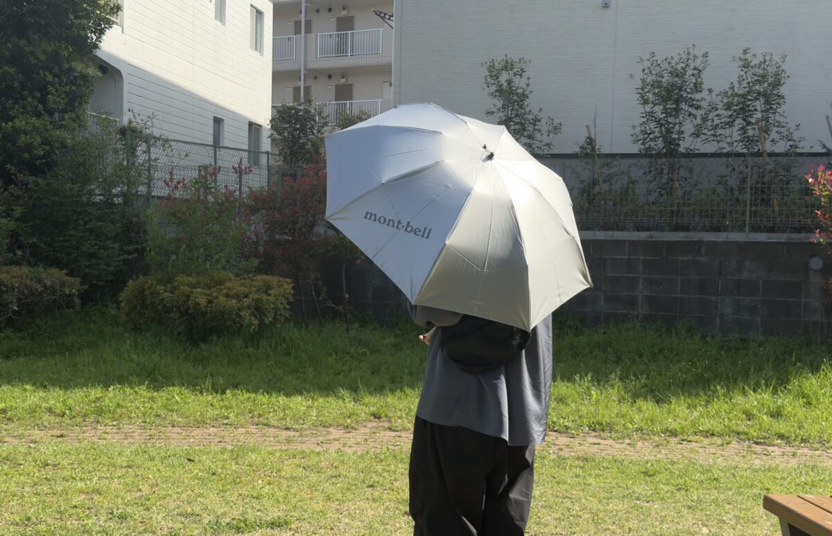 傘をさした筆者の後ろ姿