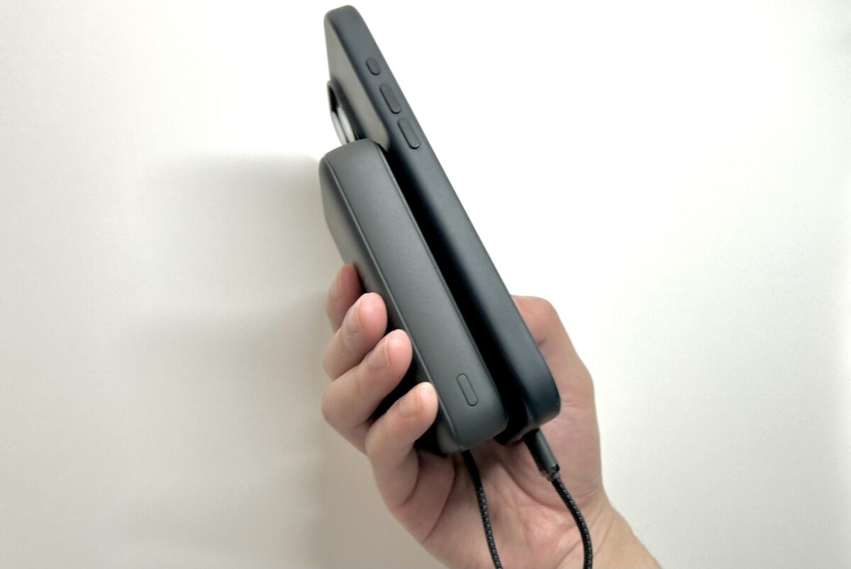 「Anker Zolo Power Bank」をiPhoneに接続して重ねて持つ(横から)