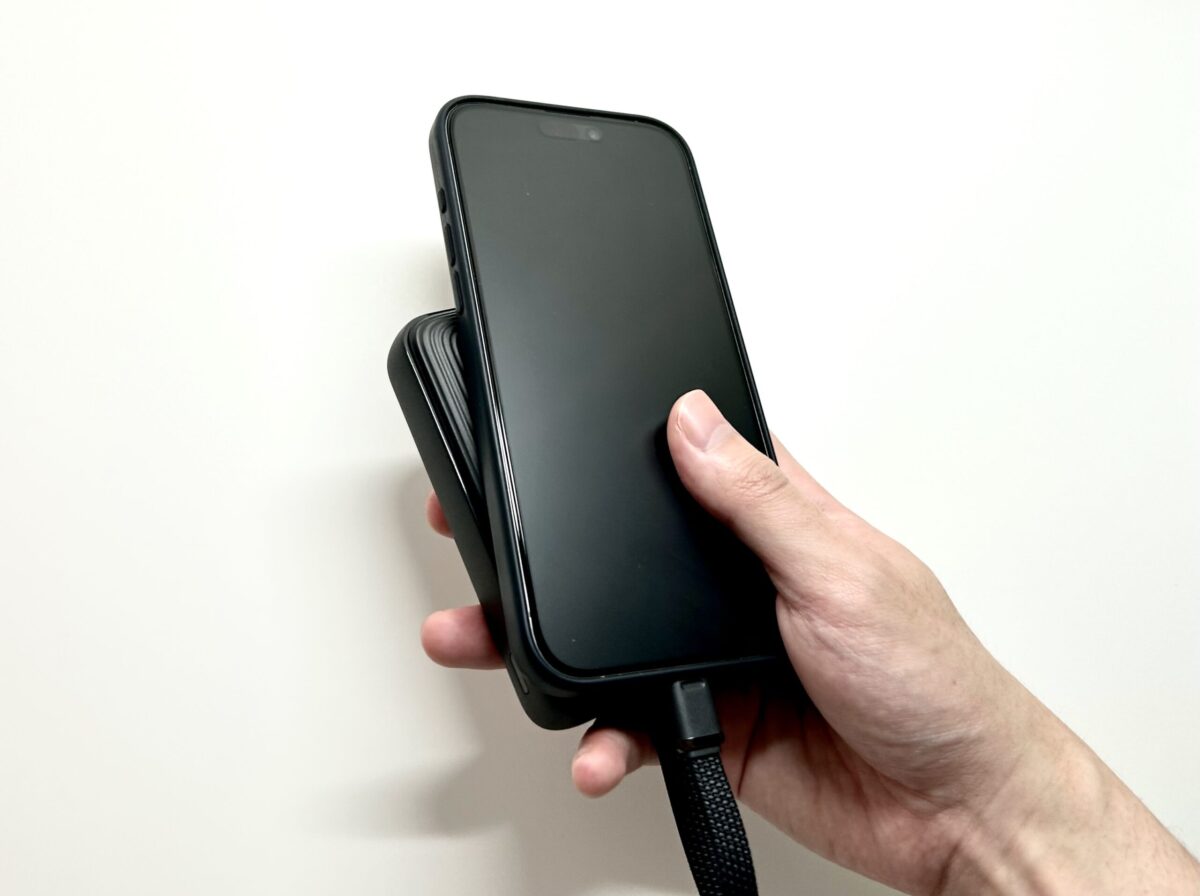 「Anker Zolo Power Bank」をiPhoneに接続して重ねて持つ
