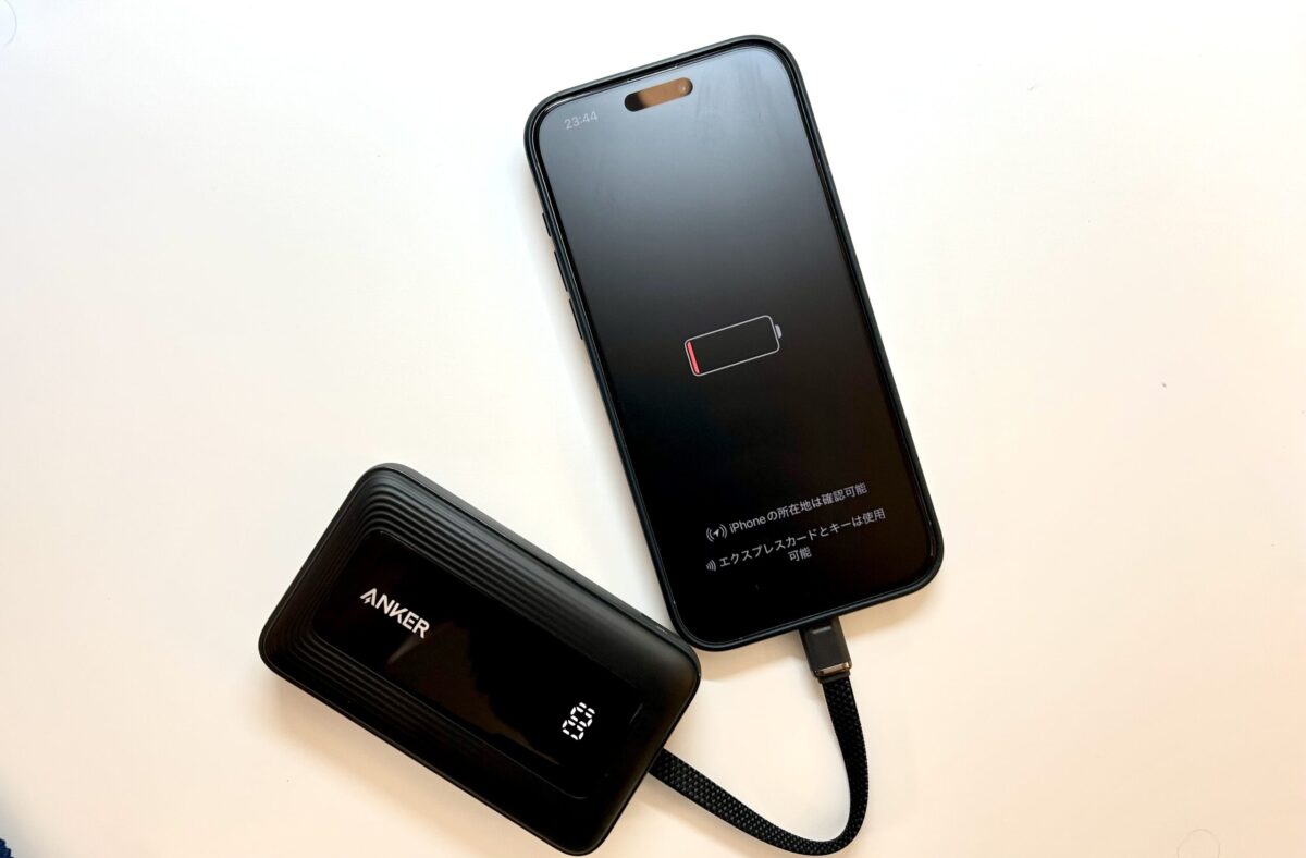 「Anker Zolo Power Bank」を充電ゼロのiPhoneに接続