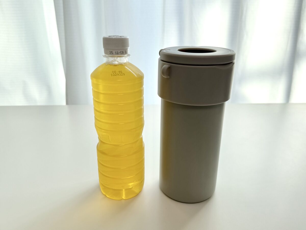 ペットボトルクーラーと500mlのボトルの横並び