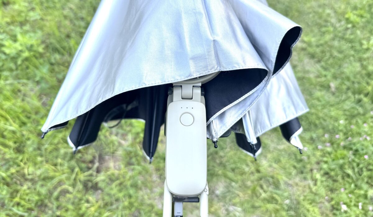 ハンディファンを日傘の下の方に付けた