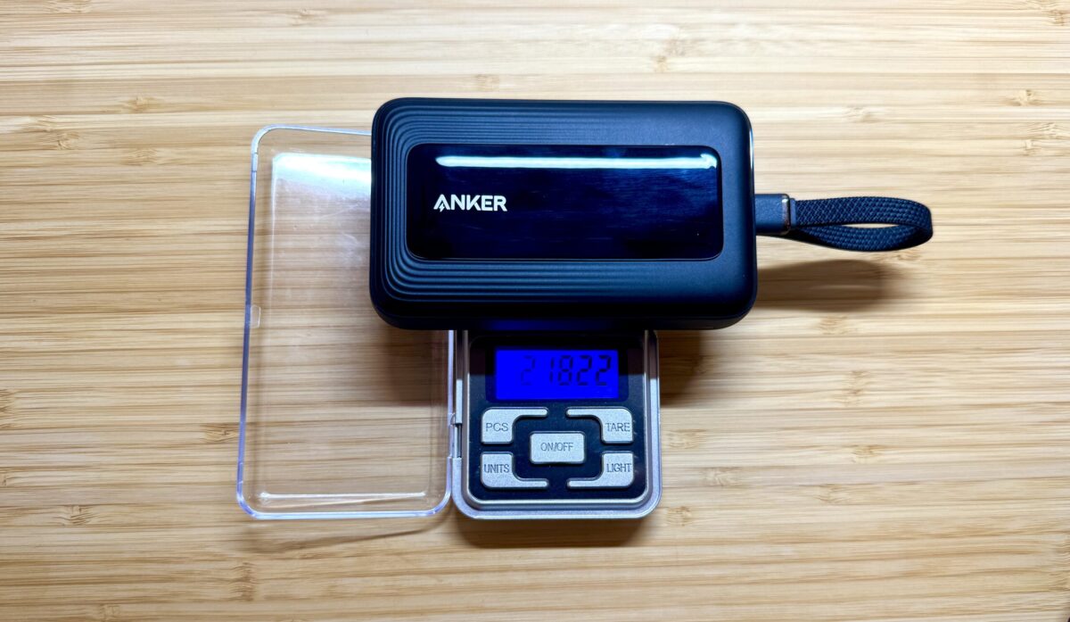 「Anker Zolo Power Bank」をスケールの上に置く