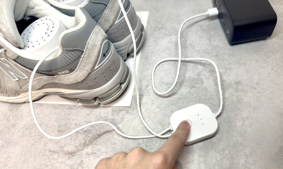 DAISO「ＵＳＢ式シューズドライヤー」のスイッチを入れる