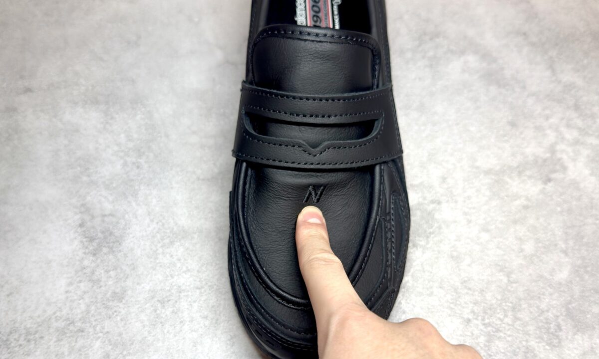 シューズの皮を指で押している