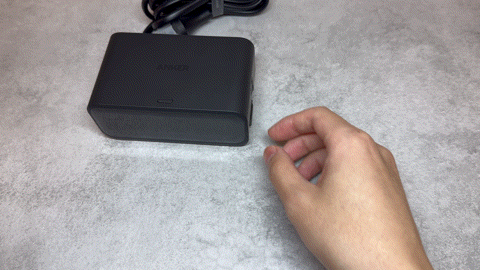Anker Nano Charging Stationのケーブルを引き出している