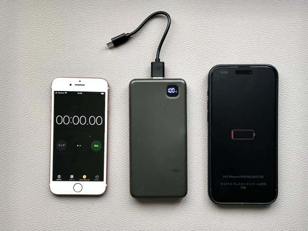 3coinsのモバイルバッテリーとiPhone(充電ゼロ)