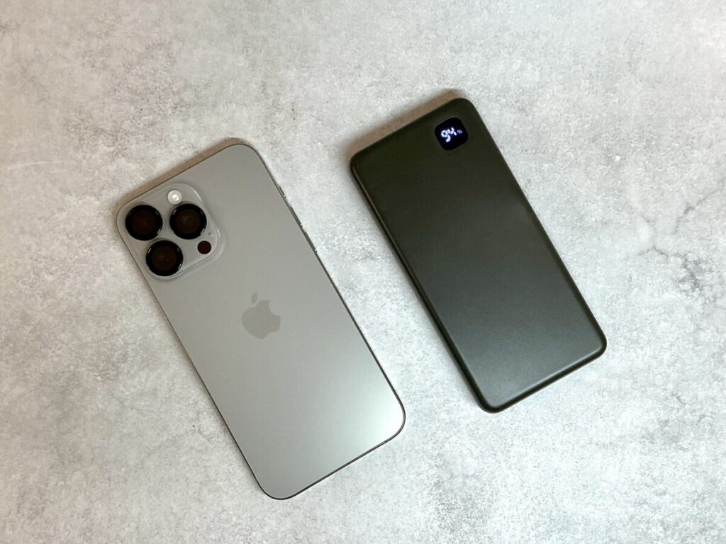 モバイルバッテリーとiPhone15 Pro Maxと並べる