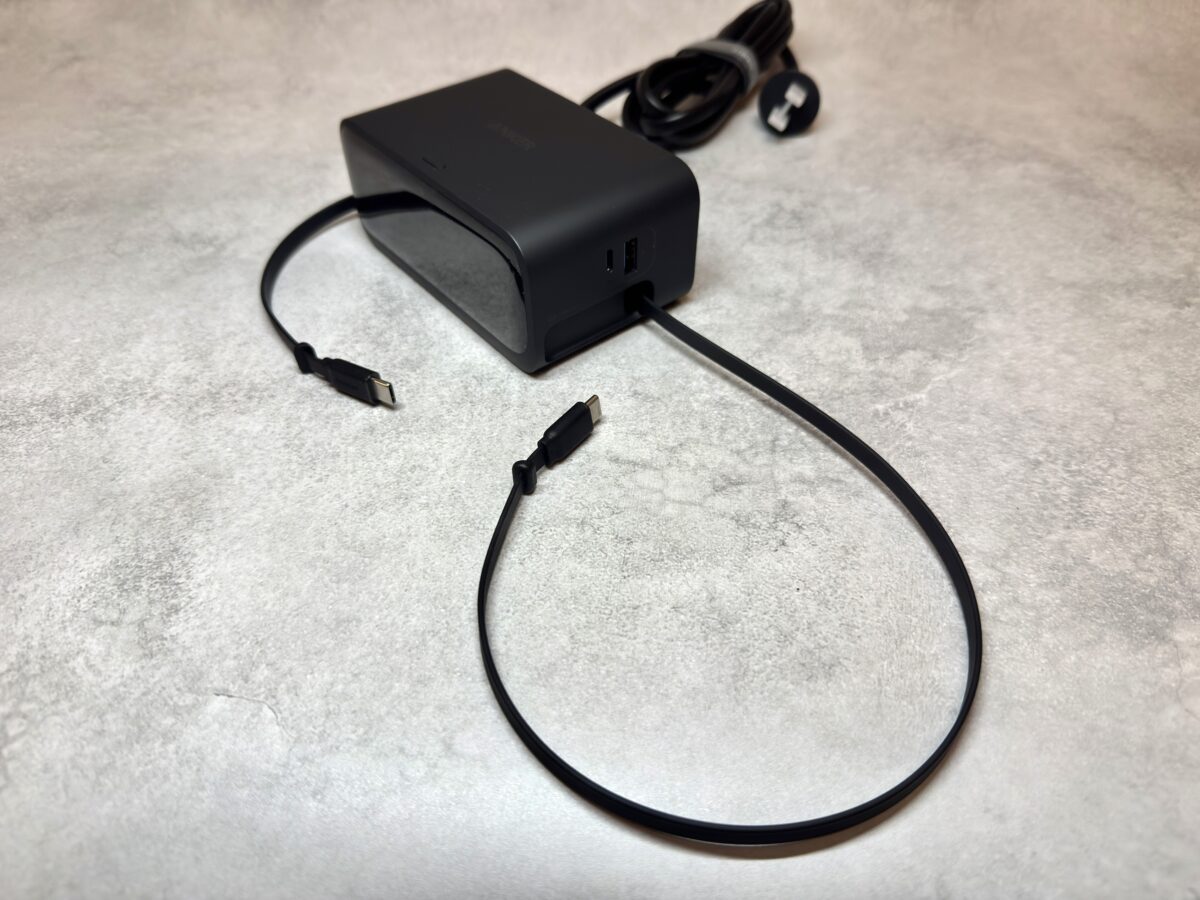 Anker Nano Charging Stationからケーブルを展開させた