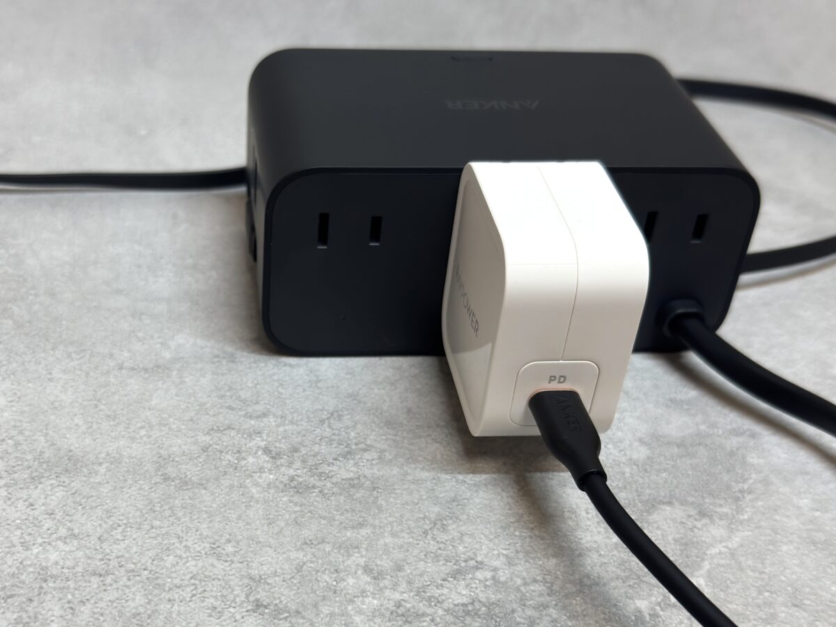 Anker Nano Charging Stationの背面ACプラグにPD充電器を接続