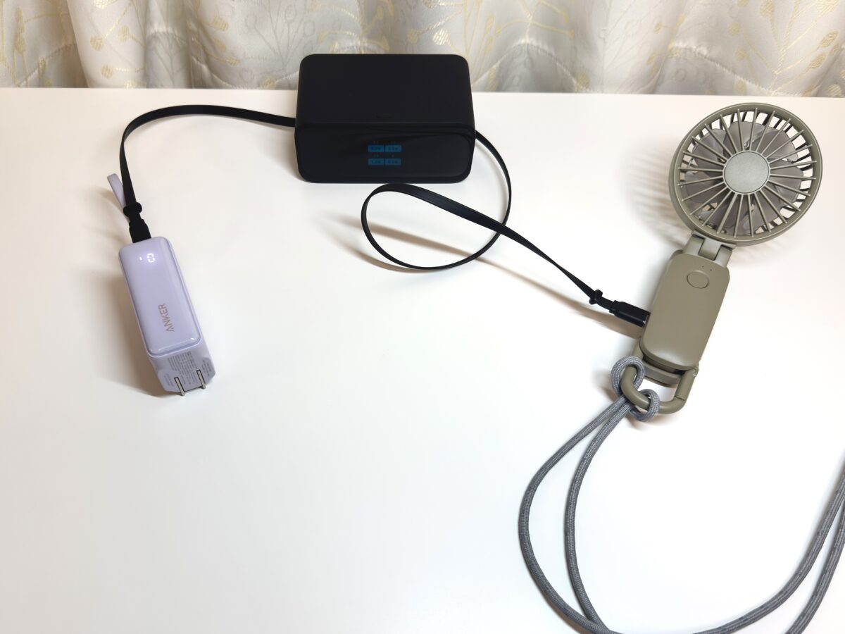 Anker Nano Charging Stationにモバイルバッテリーとハンディファンを接続