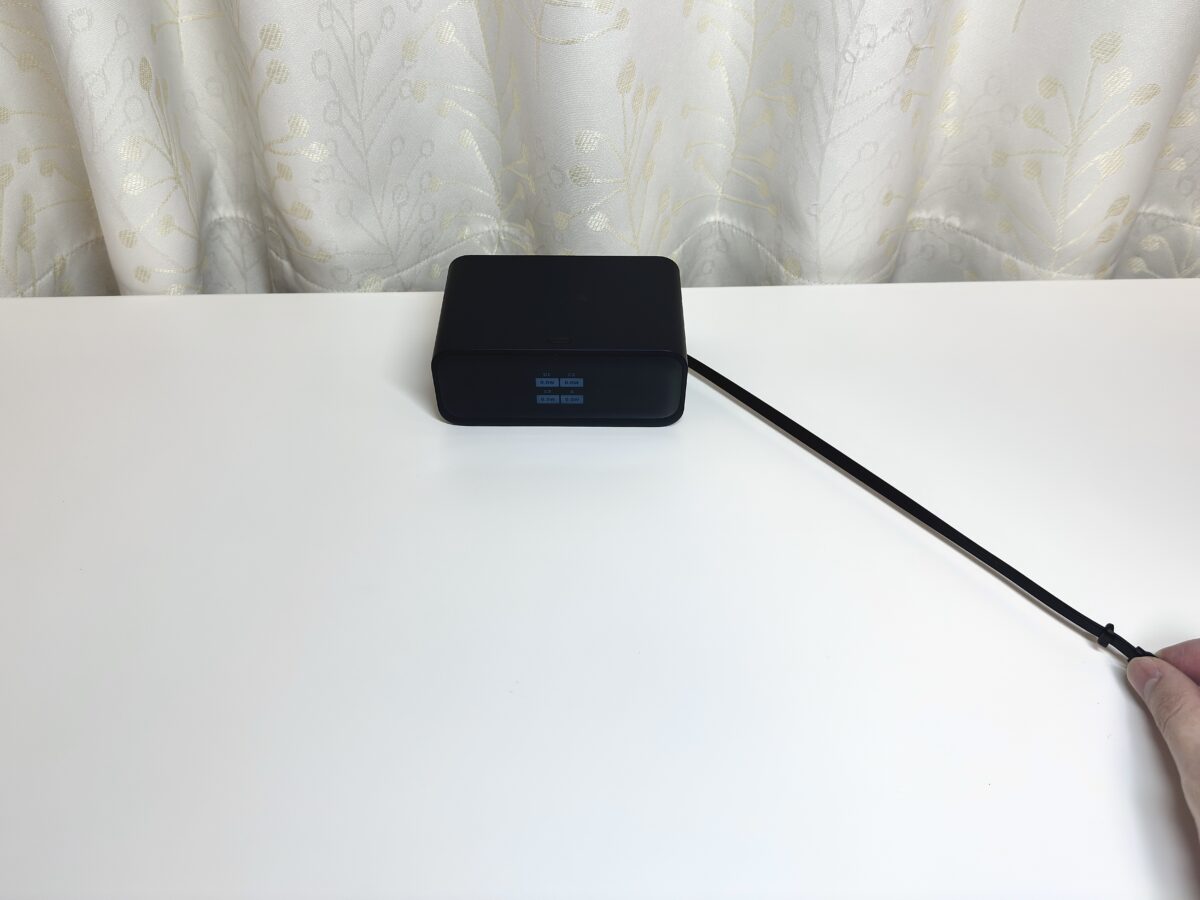 Anker Nano Charging Stationのケーブルを手で伸ばす