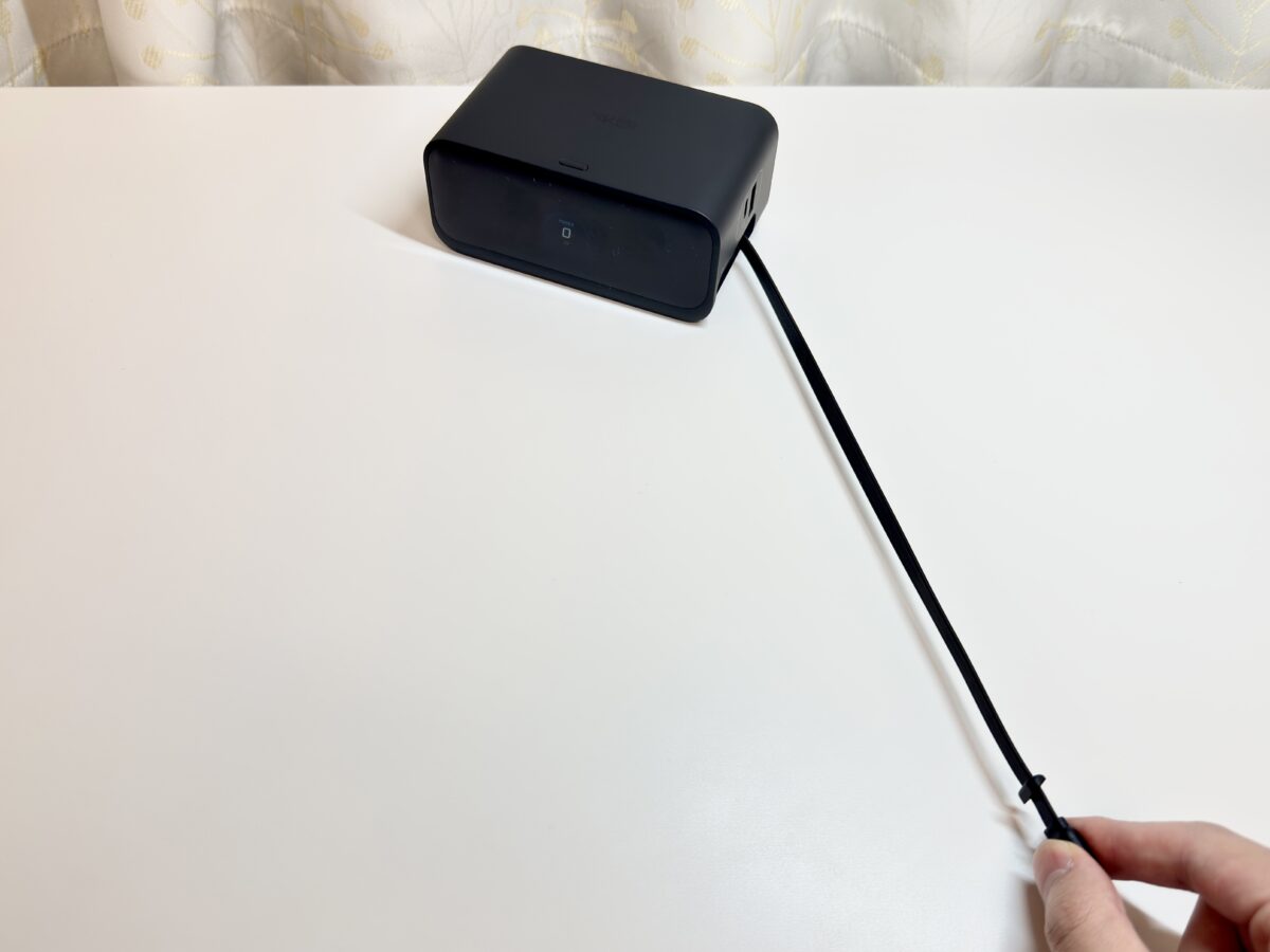 Anker Nano Charging Stationのケーブルを引っ張っている図。