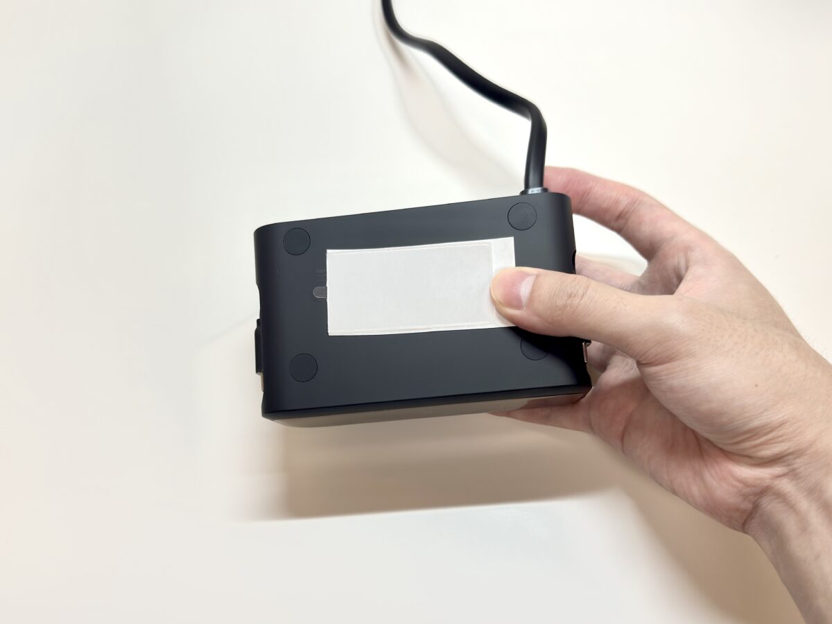 Anker Nano Charging Stationの裏面にシールを貼り付ける