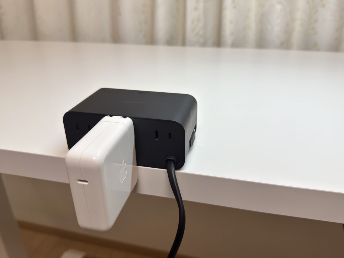 Anker Nano Charging Stationの背面ACプラグに大きめの充電器を接続