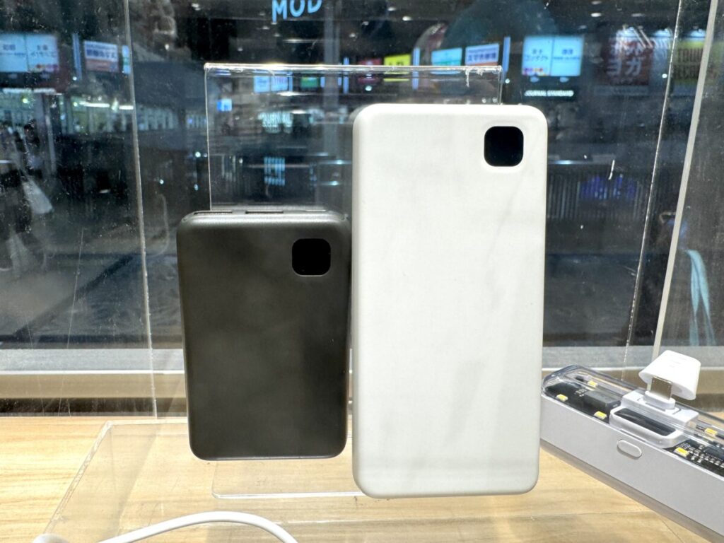 3coinsのモバイルバッテリー、5,000mAhのブラックモデルと10,000mAhのアイボリーカラーモデル