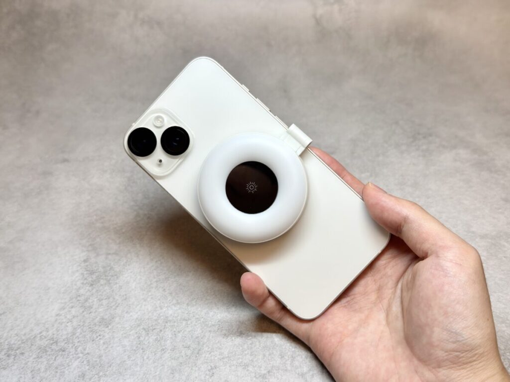 iPhone14に「マグネットスマホリングライト」を装着