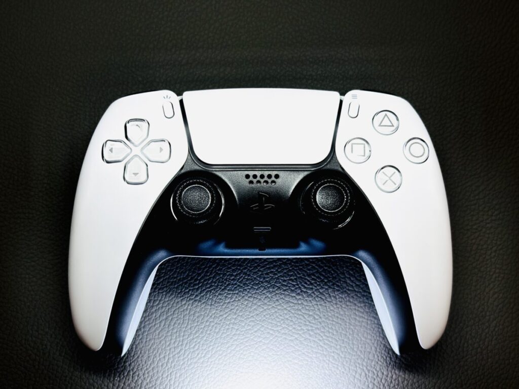 ゲームコントローラーが照明効果でカッコよく映る