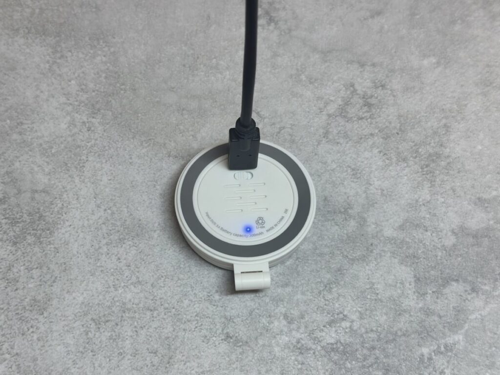 「マグネットスマホリングライト」を充電