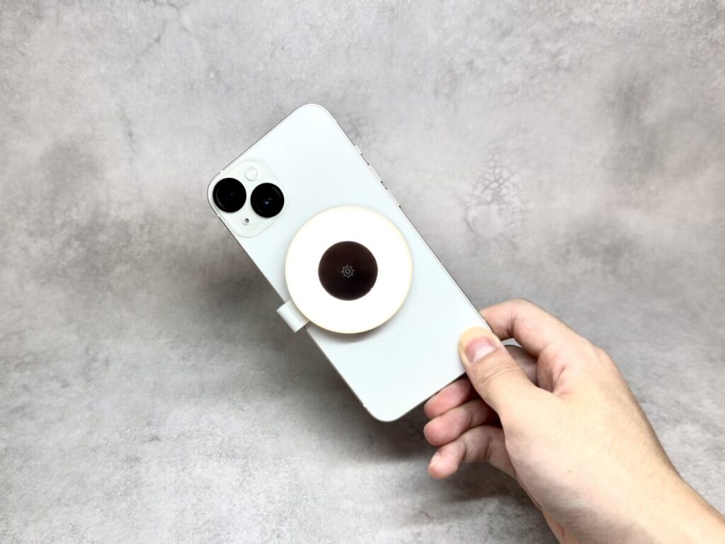 「マグネットスマホリングライト」をスマホに装着