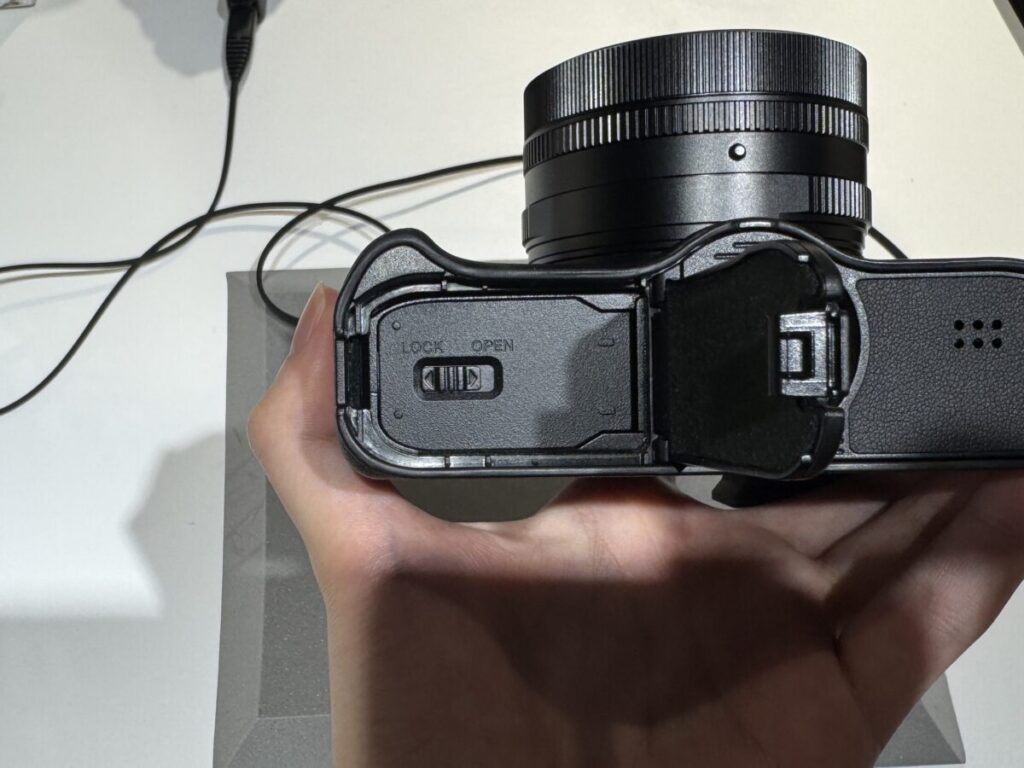 「RX1R III」の背面カバーを開ける