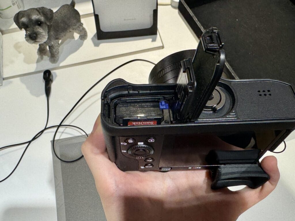 「RX1R III」にSDカードを挿入