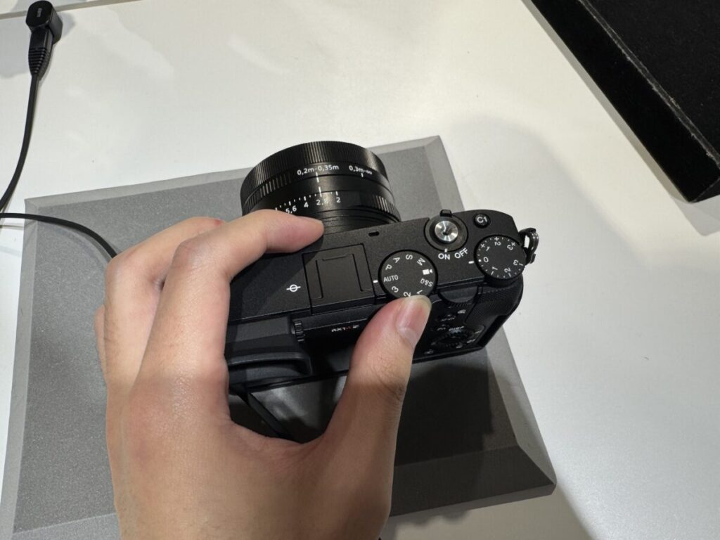 「RX1R III」のダイヤルを回す