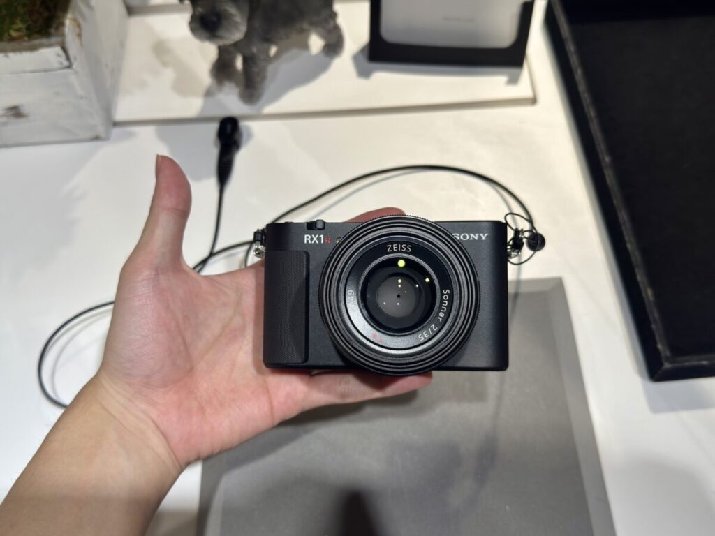 「RX1R III」を手のひらの上に