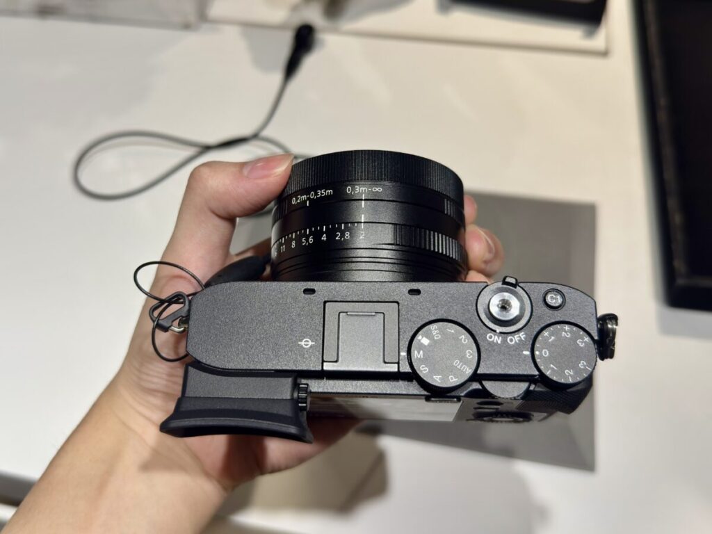 「RX1R III」のレンズを触る
