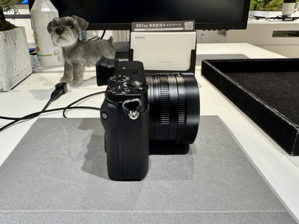 「RX1R III」本体(横から)