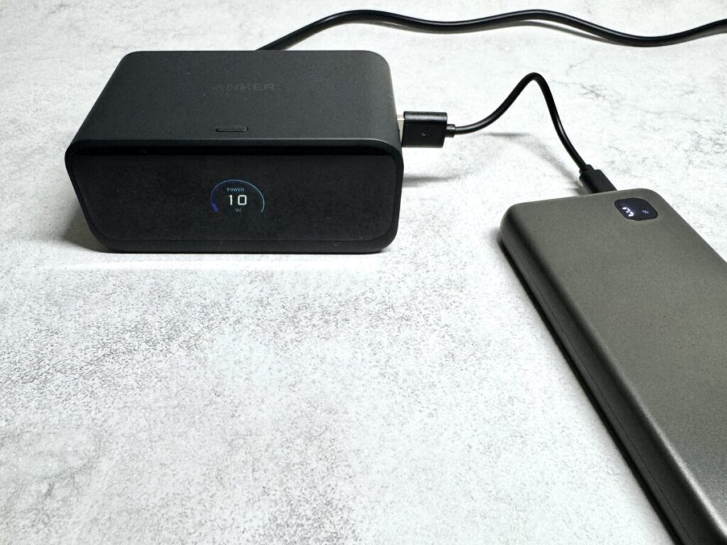 3coinsのモバイルバッテリーを充電している