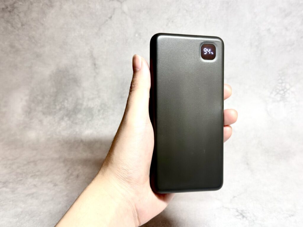 3coinsのモバイルバッテリーを手で持つ