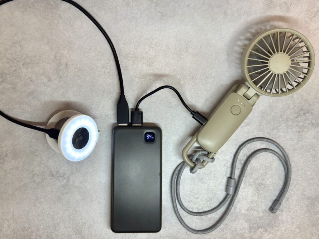 3coinsのモバイルバッテリーでハンディファンと撮影用ライトを充電