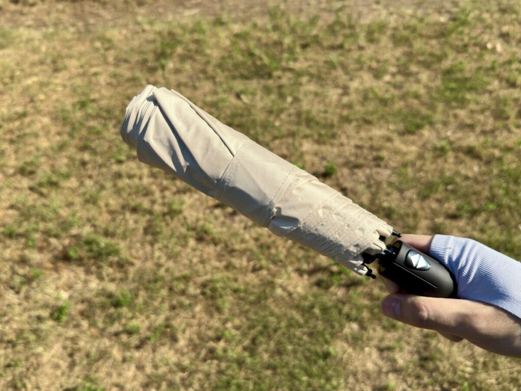 KONCIWAの日傘を手に持つ