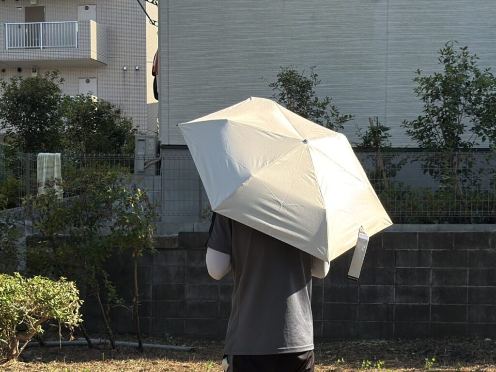 KONCIWAの日傘をさして持つ筆者
