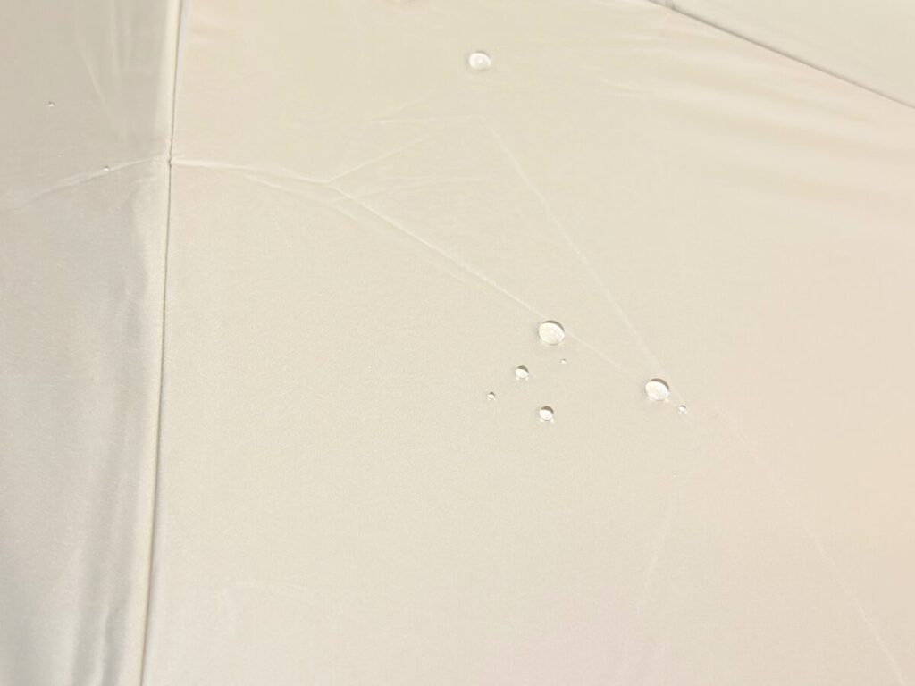 傘の表面に水滴を垂らす