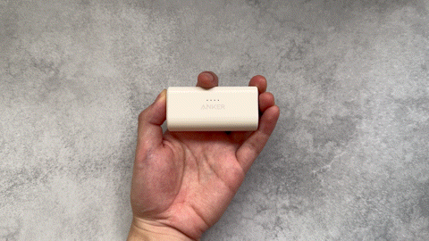 Anker Nano Power Bank (22.5W, Built-In USB-C Connector)電池残量インジケーターを点灯