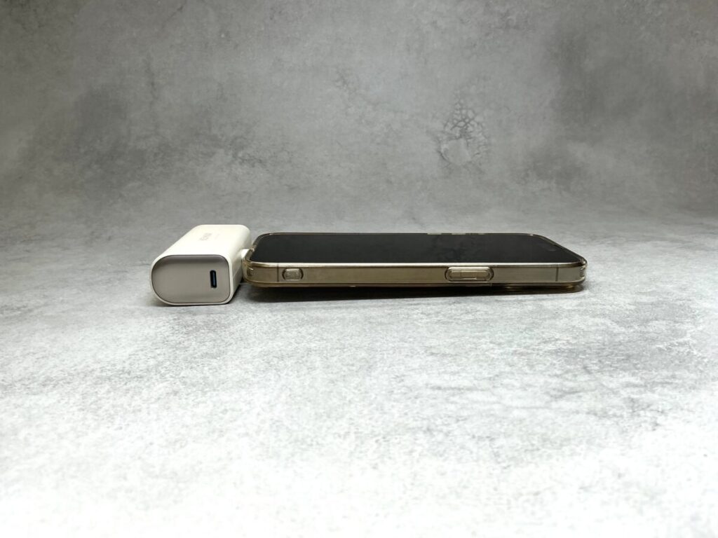 Anker Nano Power Bank (22.5W, Built-In USB-C Connector)をiPhoneに接続して机に乗せる
