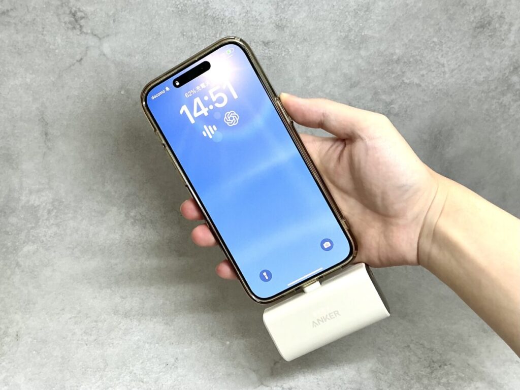 Anker Nano Power Bank (22.5W, Built-In USB-C Connector)をiPhoneに接続して手に持つ