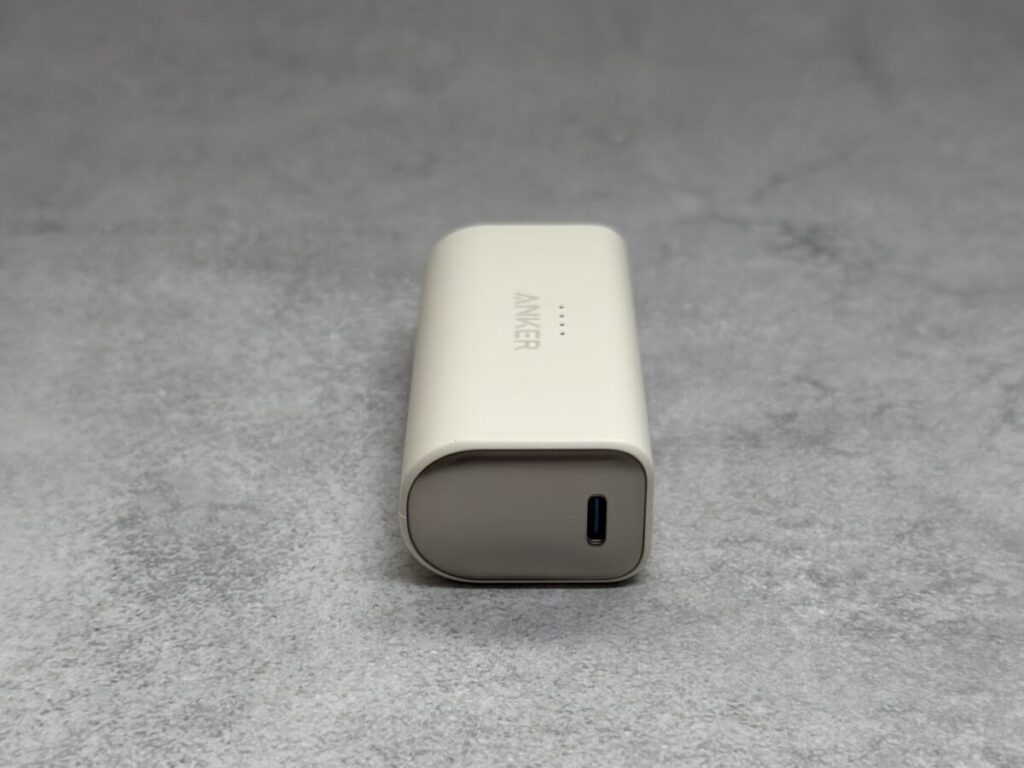 Anker Nano Power Bank (22.5W, Built-In USB-C Connector)本体右側面
