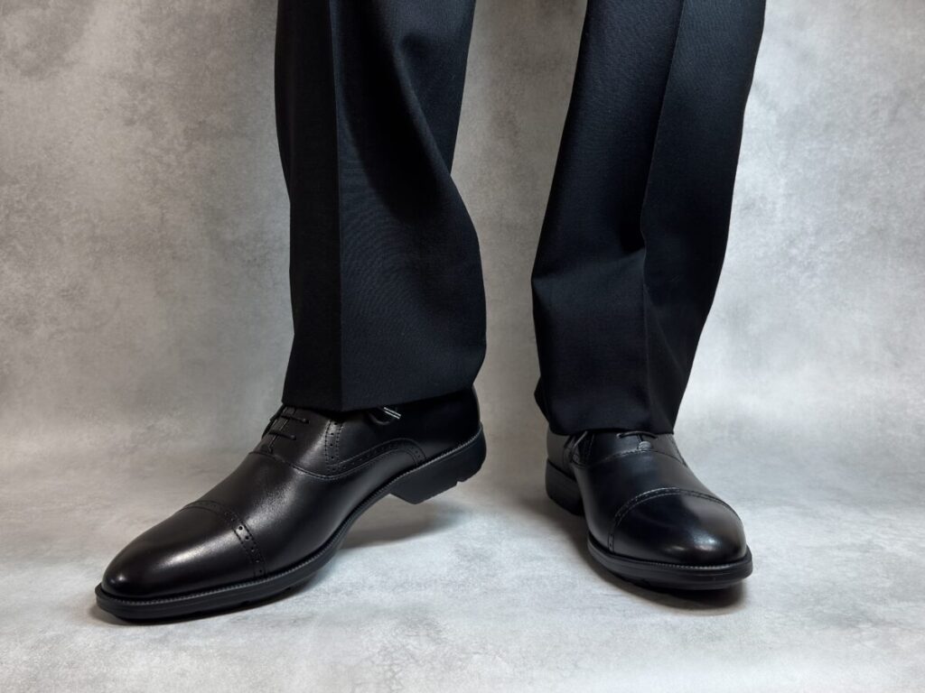 texcy luxe、TU-7774をブラックスーツと合わせて